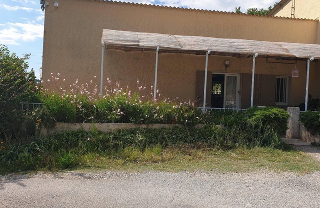 Maisonette in large hill property with 2 bedrooms + sofa conv. Owners pool access