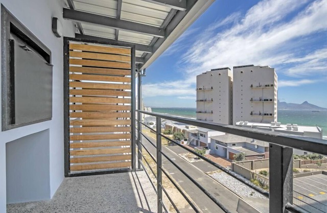 Manhattan On Coral Apartments