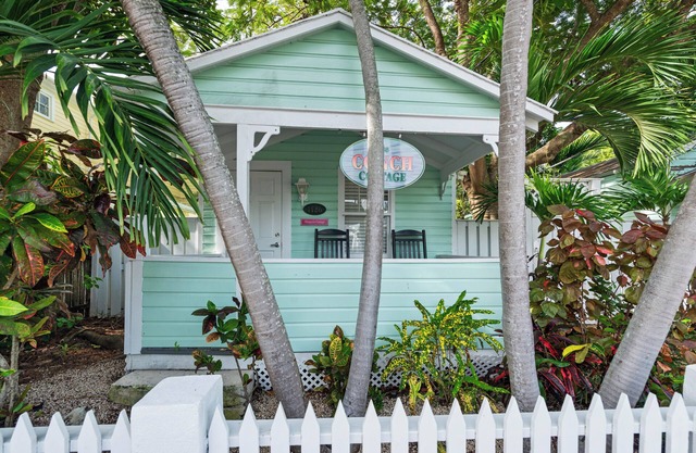 ~MARGARITA COTTAGE~ Bask in sunshine and lounge by your pool in paradise.