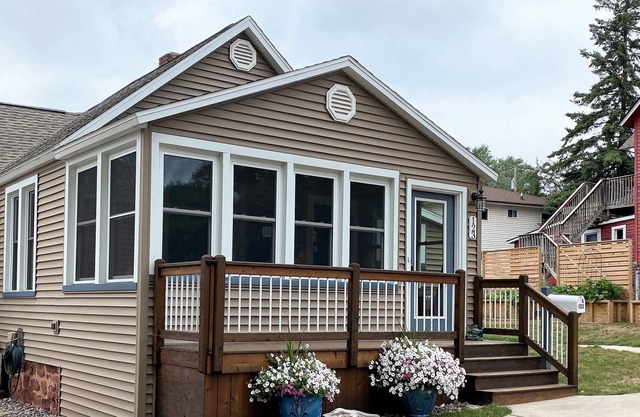 Marquette. Walk to Lake Superior! Close to events & bike paths! Free Wifi & AC