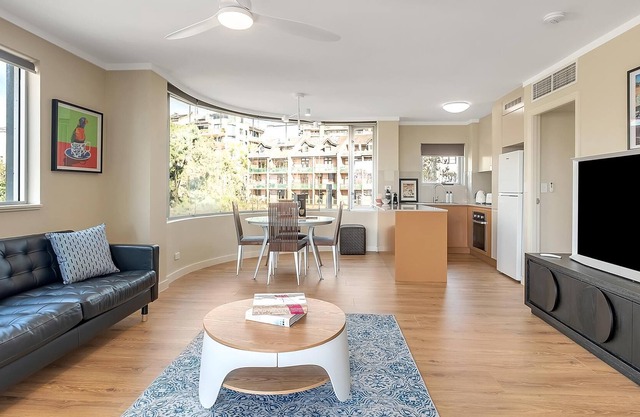 Marquis II - Massive One Bedroom, Fully Renovated Designer Apartment in the Heart of Kings Cross