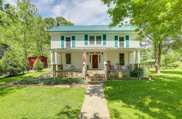 Marshall Cottage on 1895 Tobacco Farm w/Hot Tub!