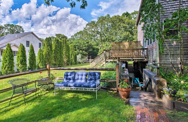 Martha's Vineyard Apt ~ 1 Mile to Inkwell Beach!