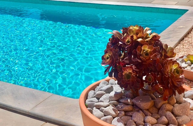 Master suite on Penina golf course, quiet and close to town centers and beaches.