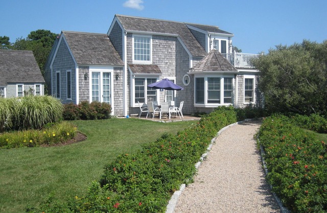 Maushop Detached Oceanfront Cottage steps to beach & ocean views from every room
