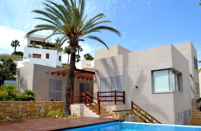 MEDITERRANEAN VILLA WITH POOL AND GARDEN