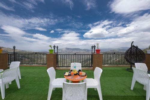 Mehfill-A- Mountains I Balaju Banquet Hall l Stargaze Café l Open Air Multi Cuisine Restaurant l Sky Night Bonfire l Free Wi-Fi Connectivity l Charvi Retreat by Exotic Stays