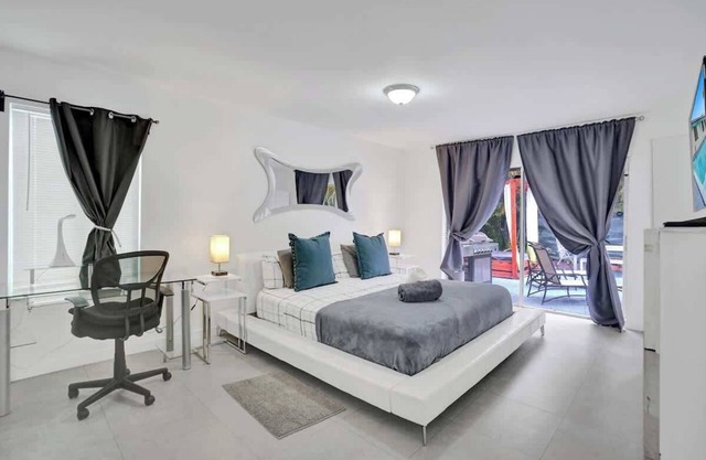 Miami Central Stunning Villa with Heated Pool BBQ