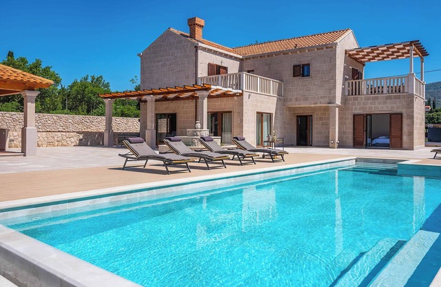 Midnight Serenity - Four Bedroom Villa, Sleeps 8