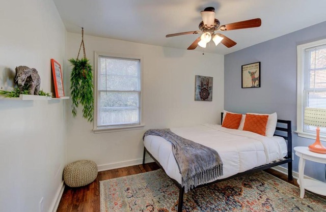 Midtown Cottage walk to Overton Square!