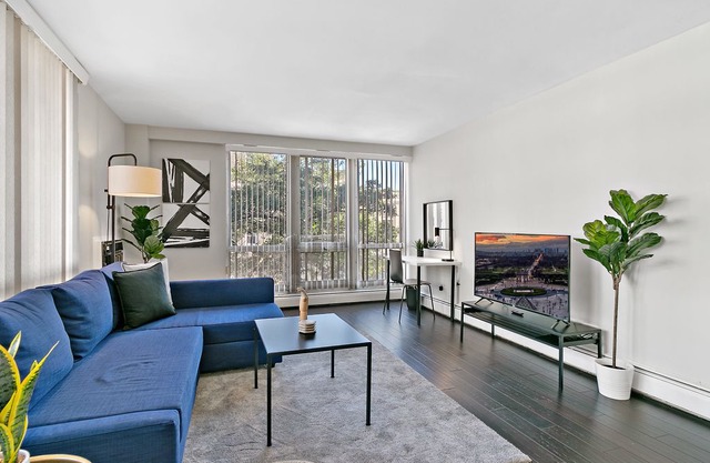Minimal & Modern 1BR Oak Park Apt Great location OP1