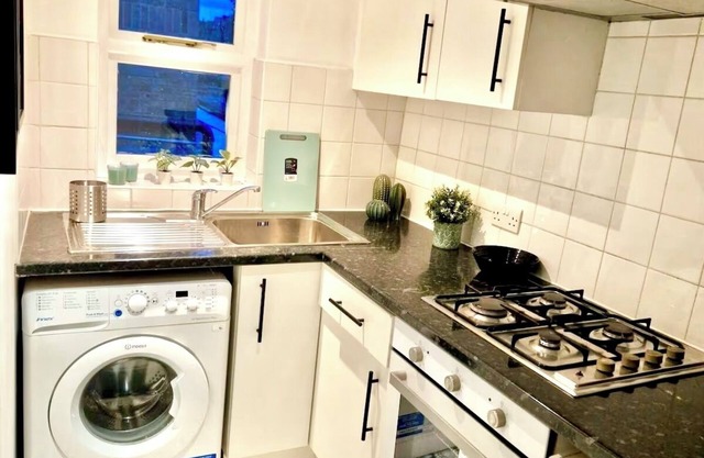 Minutes from central, 4 bedroom maisonette