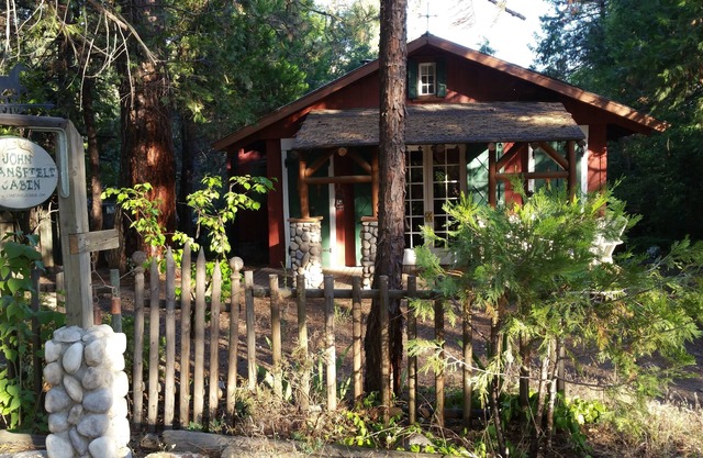 Minutes to Sequoia & Kings Canyon Natl Parks with Wi-Fi, and No Cleaning Fee.