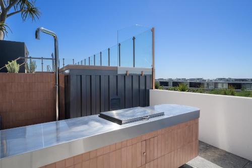 Modern 1-Bed Apartment with Views in Fremantle