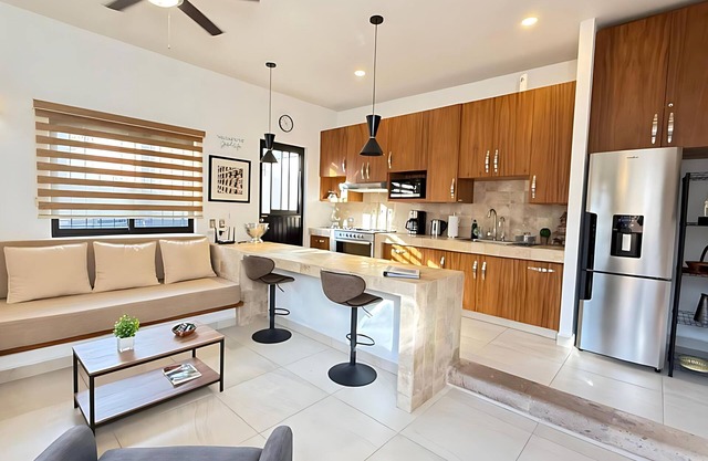 Modern 1 Bedroom Guesthouse - Free Bikes - Huge Patio - Gym - Pickleball Court