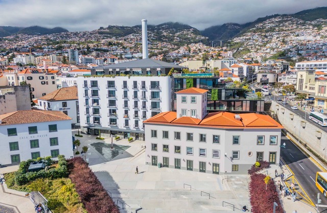 Modern 1-Bedroom w/Private Patio @ Savoy Insular