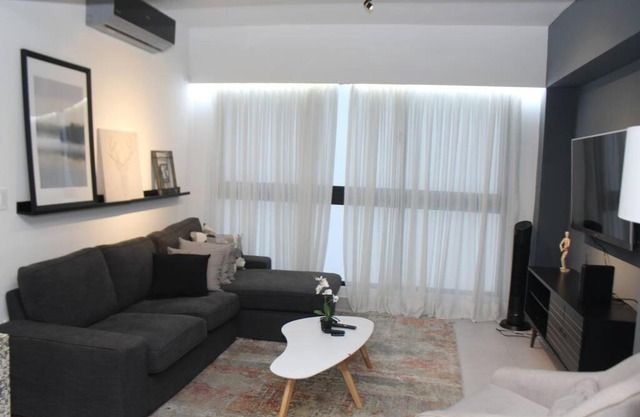 Modern 1BD Downtown+Pool+SmarTVs+BBQ+Gym