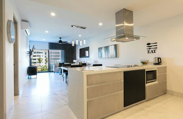 Modern 2-Bed/2-Bath Condo Near Riu Hotel & Beach with Rooftop Pool