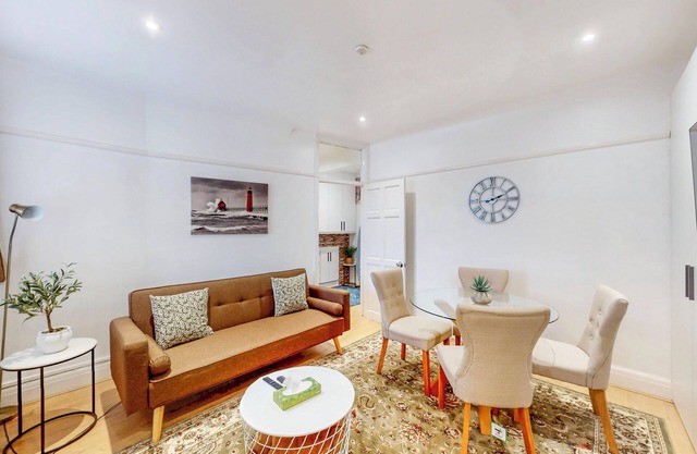 Modern 2 Bed Near Twickenham Stadium - 5 Min to Bus Stop