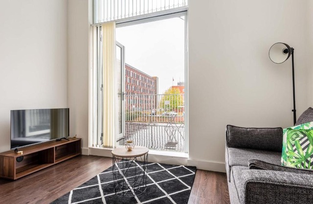 Modern 2 Bed Riverside Apartment with Balcony