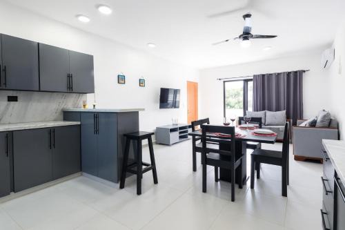 Modern 2BR Apartment 3 Min from Airport with Free Parking