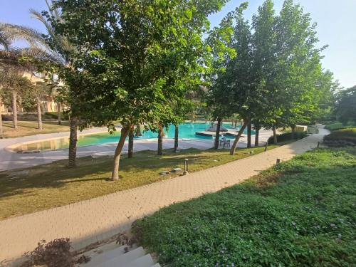Modern 2BR Apartment with Private Garden Patio, Stone Residence New Cairo