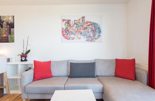 Modern 2BR flat with balcony in East London