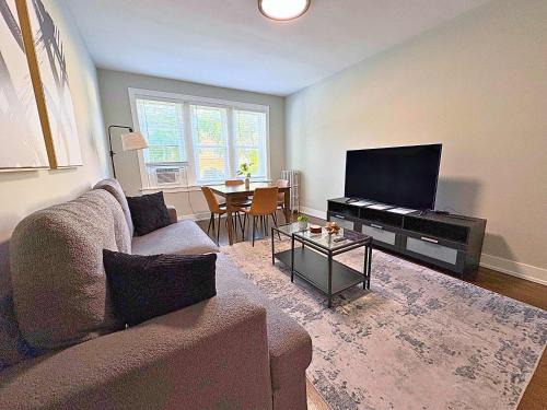 Modern 2BR Haven in Chicago - Cullom C1