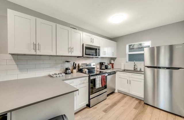 Modern 2BR Near UT Hyde Park Evonify
