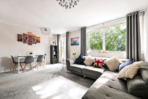 Modern 3-Bed Maisonette - Epping High Street - Parking - LMV Property