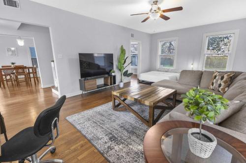 Modern 3BD Getaway Close to Downtown& NRG I Wi-Fi & Parking