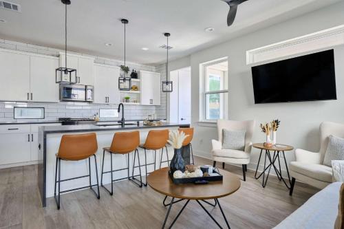 Modern 3BR Retreat - Mins from Airport - DT - BBQ