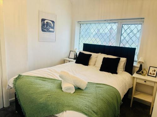 Modern 4-Bedrooms House - Near City Centre - QMC - Arnold Market - Sleeps 8