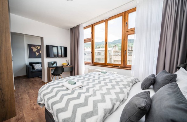 Modern and Bright Apartment- Main Street