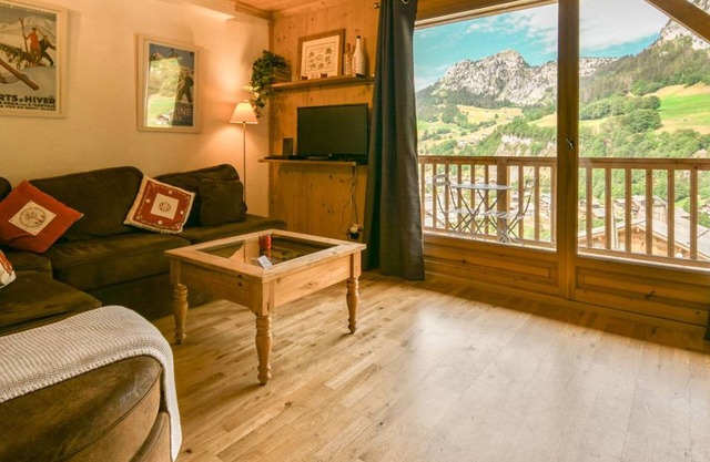 Modern apartment at ski slopes, pets allowed, parking