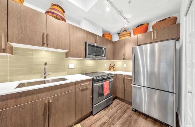 Modern Apartment close to Downtown Vancouver. Steps away from Commercial Drive!