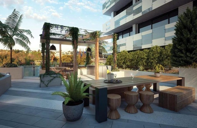 Modern Apt Near Yarra River - Parking, WIFI , Pool & Gym.