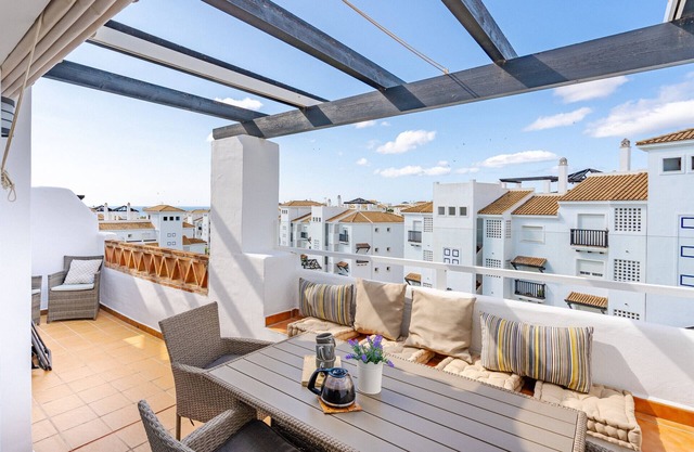 Modern apt with sea views, two poolareas, close to parks & beaches Manilva