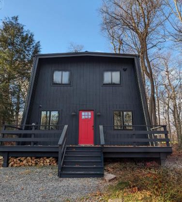 Modern chalet for 8 people with Fireplace, Hot Tub and nearby Skiing