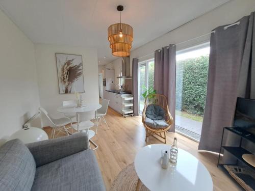 Modern chalet in Zeeland - kust tot water en steden binnen handbereik VP044