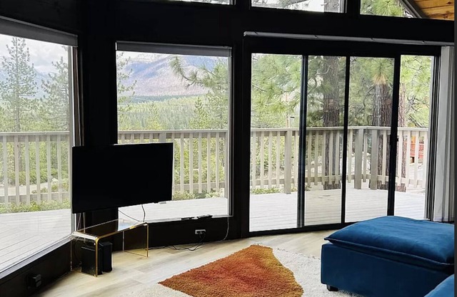 Modern Comfy Cabin in South Lake Tahoe w/a Hot Tub!