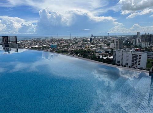 Modern Cozy with Netflix Condo Unit in Calyx Cebu Ayala
