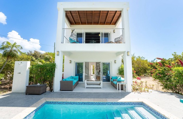 Modern Grace Bay villa with Pool 3 mins walk to Beach & Reef Sleeps 4 ,Gardens