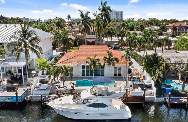 Modern - Heated pool - intercostal views