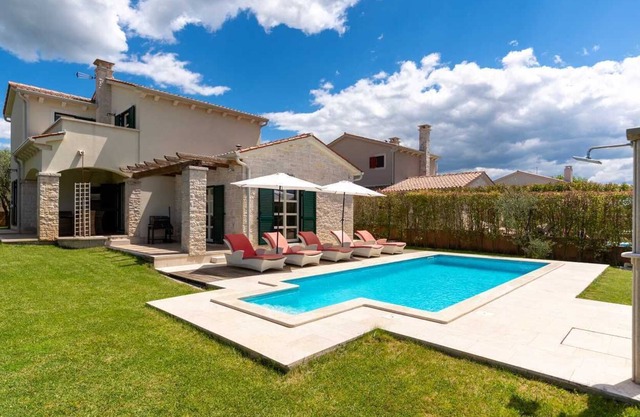 Modern holiday home with pool, fully air-conditioned