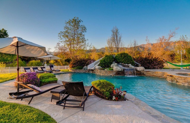 Modern Luxury Farmhouse Retreat on 10acres -Yoga Studio -hosts 16