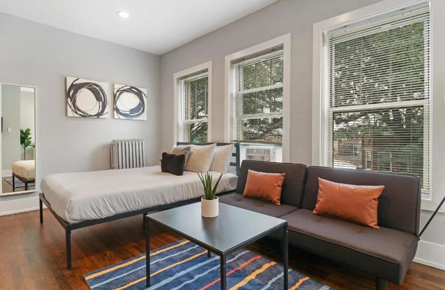 Modern Minimalist Studio Apt in Portage Park - Pensacola 3W