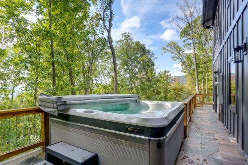 Modern Nellysford Getaway with View Deck and Fire Pit