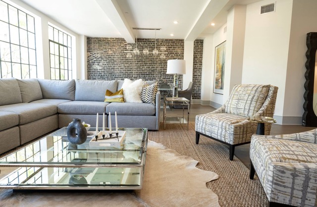 Modern New Orleans CBD Condo: Luxury Stay in Prime Location