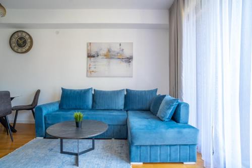 Modern One-Bedroom Apartment - 5 min to Porto Montenegro